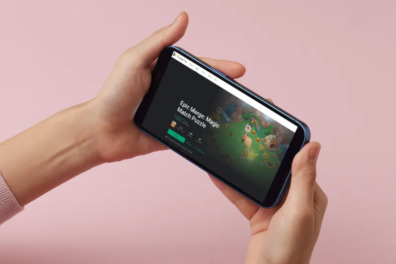 Móvil en horizontal con el juego Epic Merge abierto
